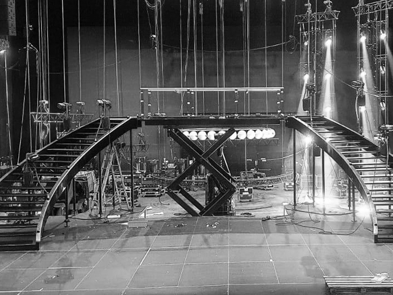 Table élévatrice en location - BIG STAGE